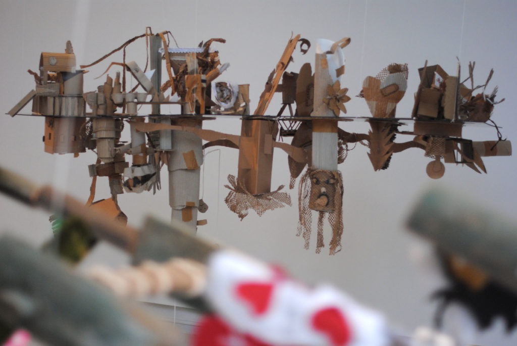 Le monde du dessus et le monde du dessous, les deux faces des plexi posé horizontalement