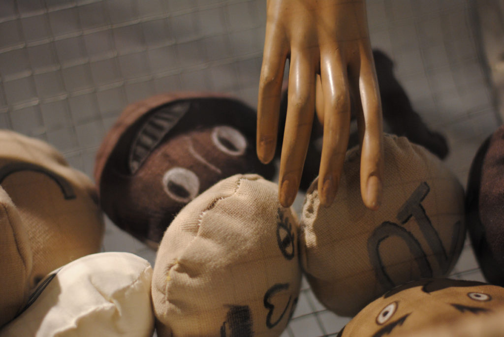 La mains qui frappe les têtes de la loterie de la vie