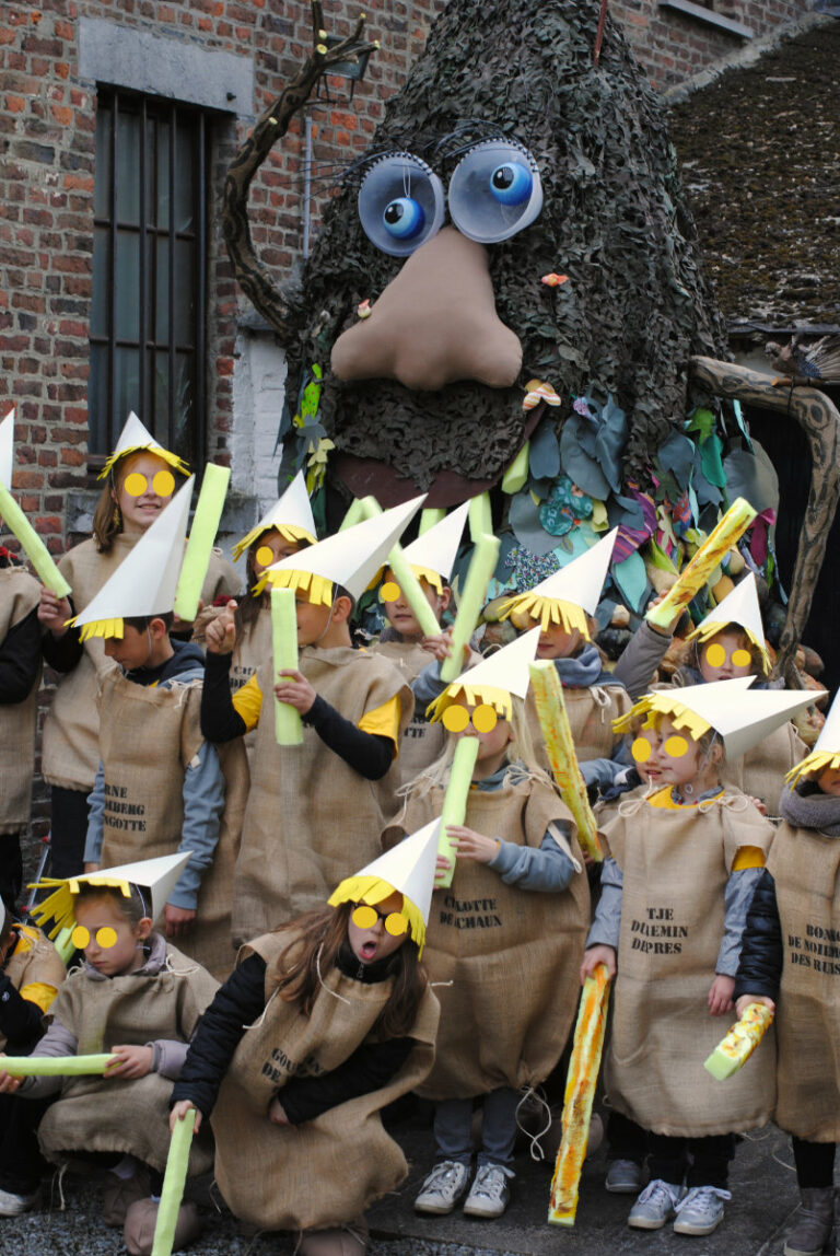 Les enfants costumés en sacs de patates à frites devant le géant