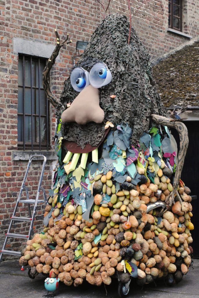 Géant des Boscailles : tas de patates surmonté d'un buisson-tête