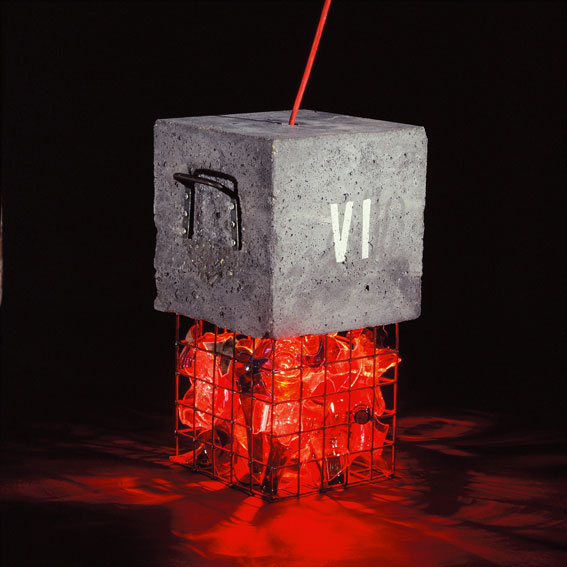 La Colère, sculpture lumineuse. Béton, métal, débris de verre, fil rouge, ampoule rouge