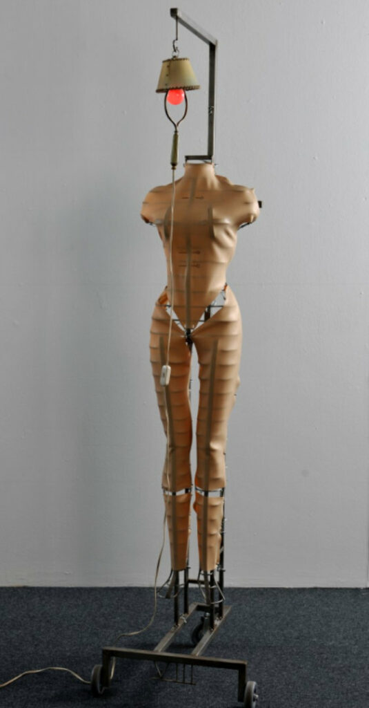 Machine à tendre la peau, taille humaine, sur le modèle de la barbie