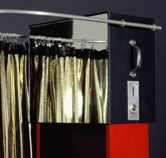 Peepschow. Miroir, juda, monnayeur, rideau, skaï, bois et métal